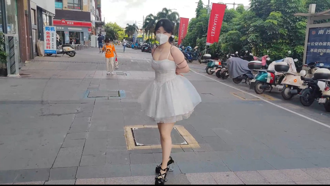 长颜草 捆绑户外逛街.mp4_20250719_185141.861