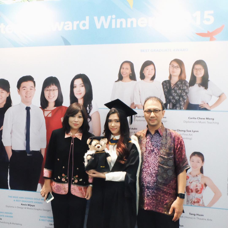 Momen wisuda Isyana bersama kedua orangtuanya