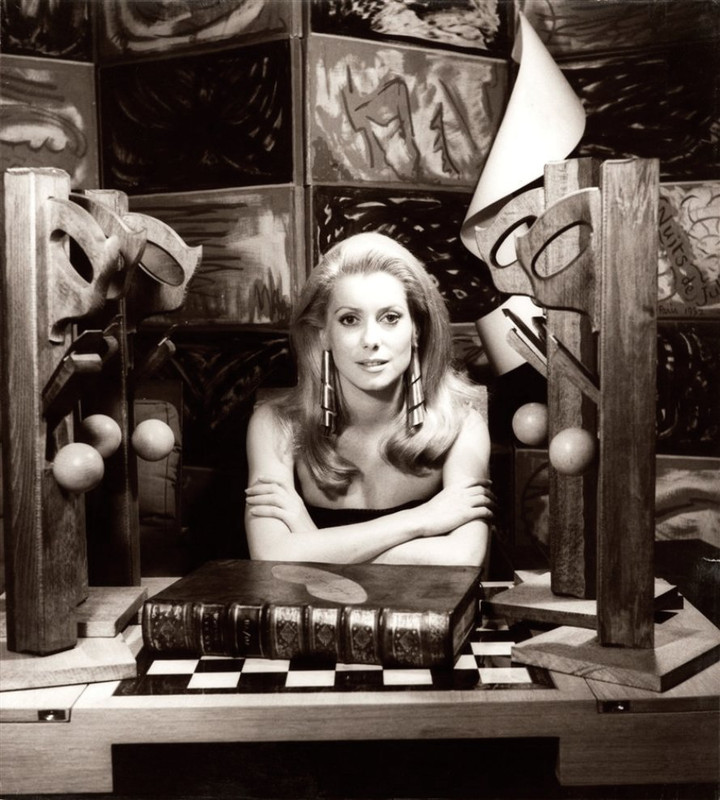 catherine_deneuve_md76