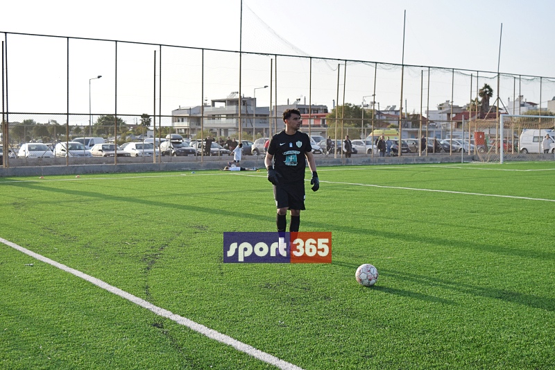 , &Tau;&omicron; &phi;&omega;&tau;&omicron;&rho;&epsilon;&pi;&omicron;&rho;&tau;ά&zeta; &tau;&omicron;&upsilon; &tau;&epsilon;&lambda;&iota;&kappa;&omicron;ύ &Epsilon;&rho;ά&nu;&eta;-&Pi;&alpha;&nu;&theta;&omicron;&upsilon;&rho;&iota;&alpha;&kappa;ό&sigmaf; (&phi;&omega;&tau;&omicron;)