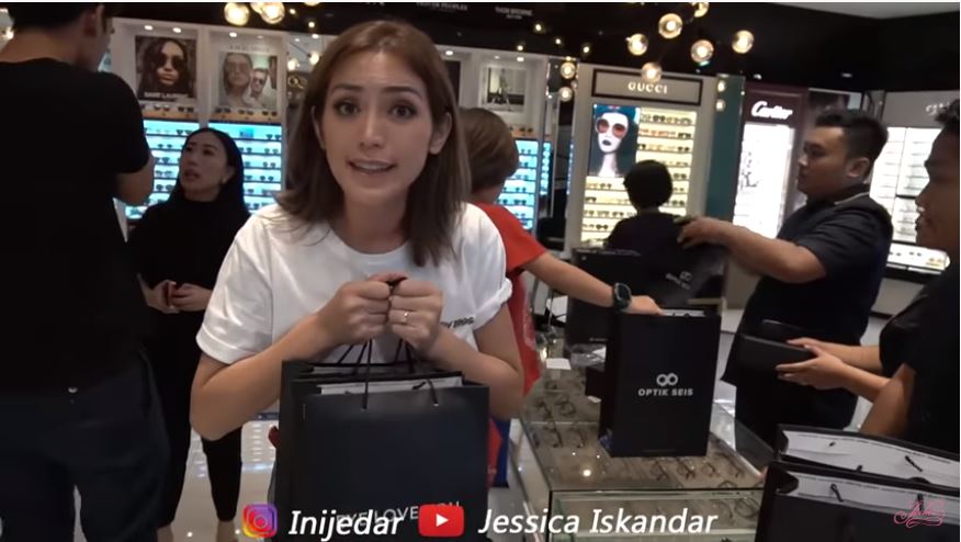 Jessica Iskandar borong 30 kacamata