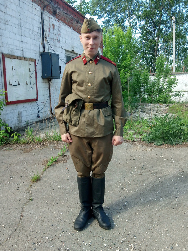 Карпов смотрит в сторону