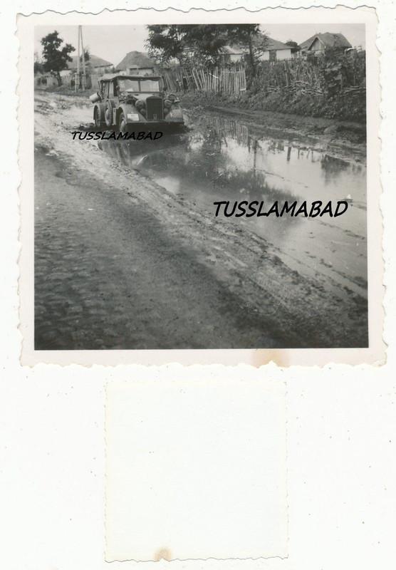 Alter Pkw Kfz leichter Kraftwagen fährt durch Sc