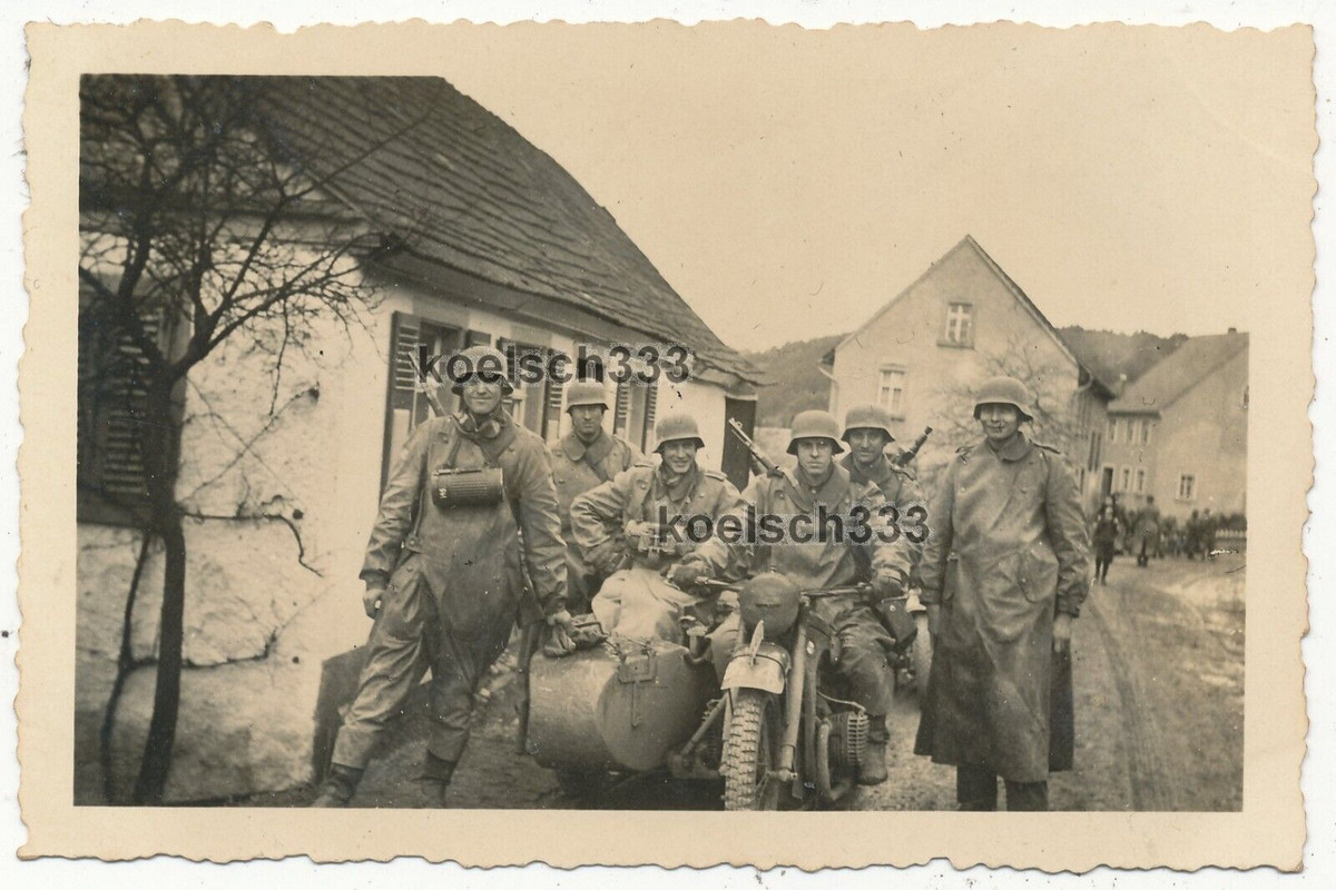 Foto Kradschützen der Wehrmacht in Gummizeug mit BMW Krad in Bodenwerder