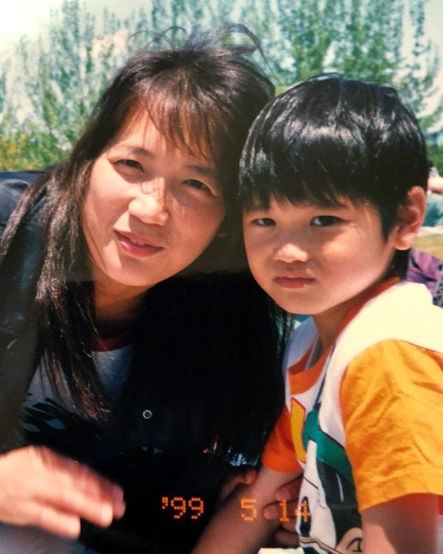 A-young-Shohei-Ohtani-with-his-mom-mothersday