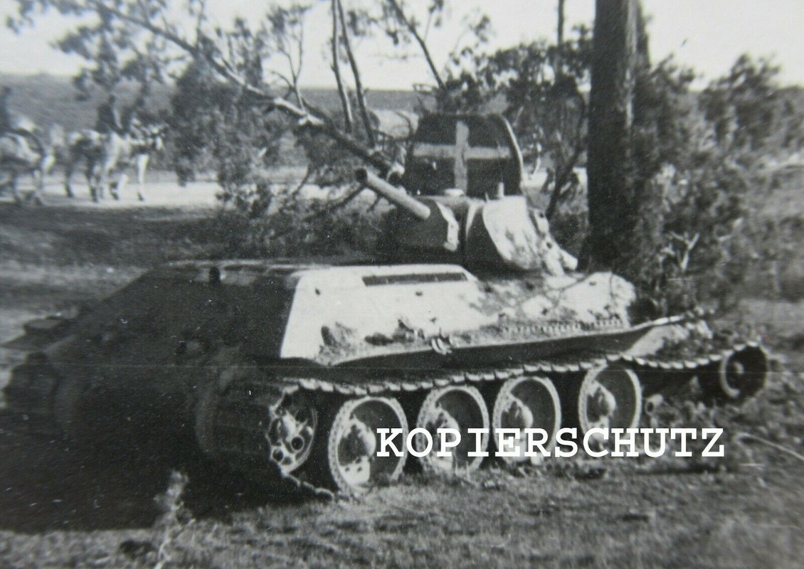 Altes Foto russischer Panzer mit weißem Kreuz