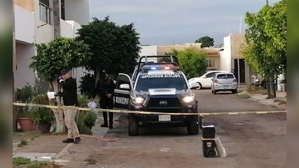 Pistoleros asesinan a dos jóvenes que convivían en la cochera de una casa en Culiacán