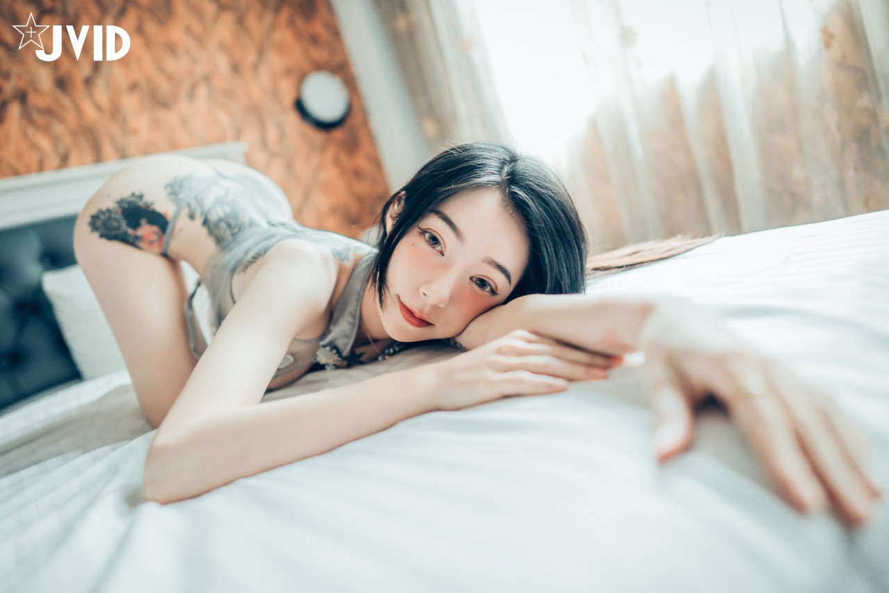 jvid 露出 色色旗袍写真，复古窗边的红衣纹身女孩插图9