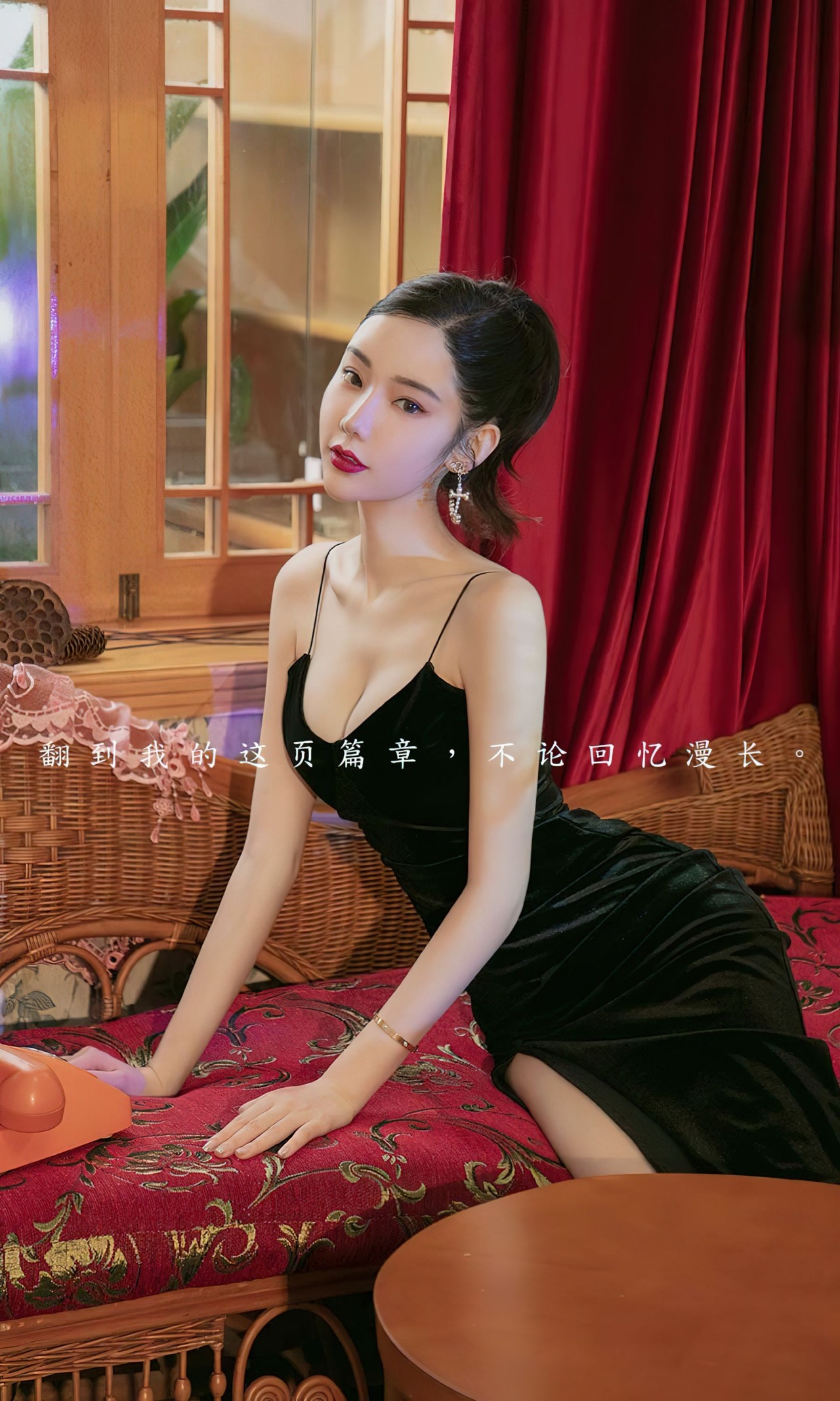 萌 琪 琪《黑色吊带裙》写真，性感、优雅气质插图1