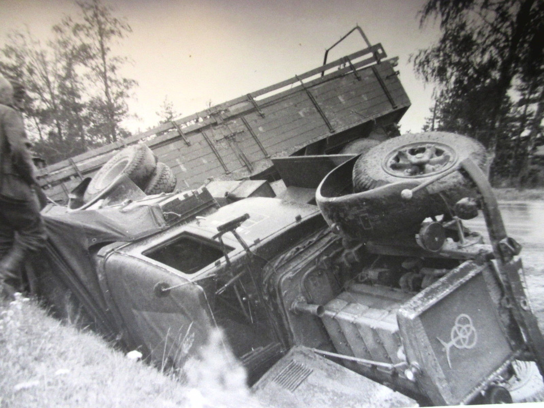 WK WW Soldaten Feldzug LKW Unfall Straße Rußland