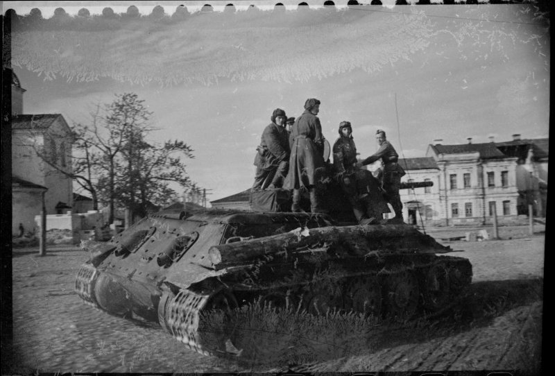 Танк Т-34-76 с солдатами на броне.