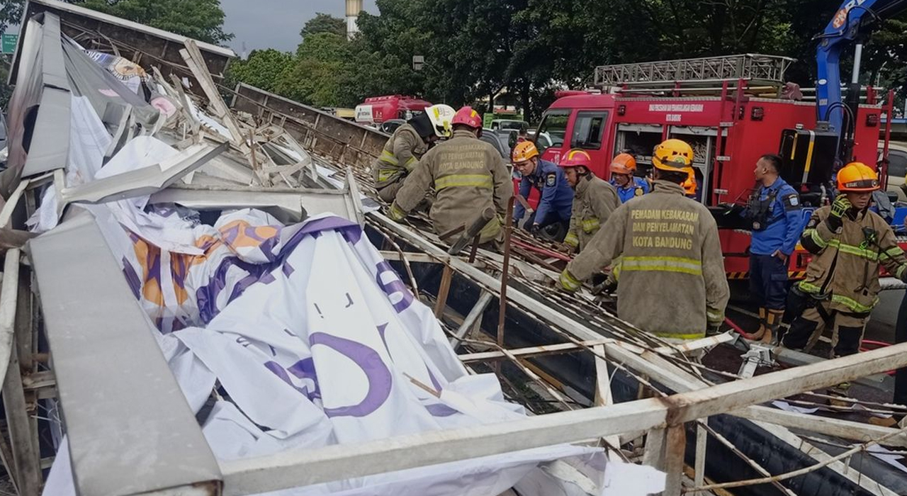 Viral! Papan Reklame 3 Meter Roboh di Bandung Akibat Hujan Deras