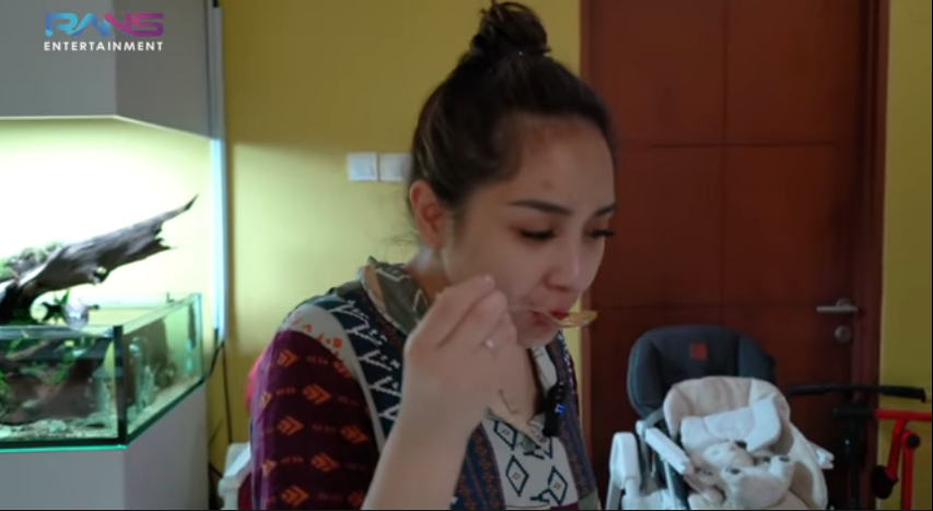 Nagita Slavina mencicipi kuah bakso buatan Dimas Ramadhan.