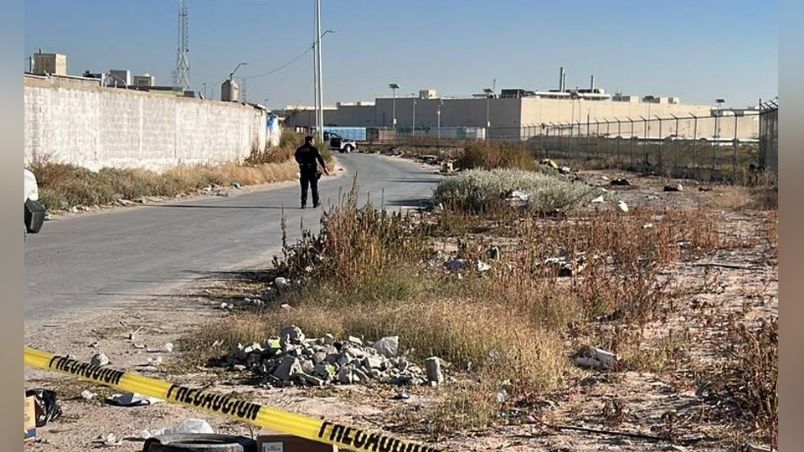 Al interior de un predio baldío, encuentran el cadáver de un hombre en Ciudad Juárez