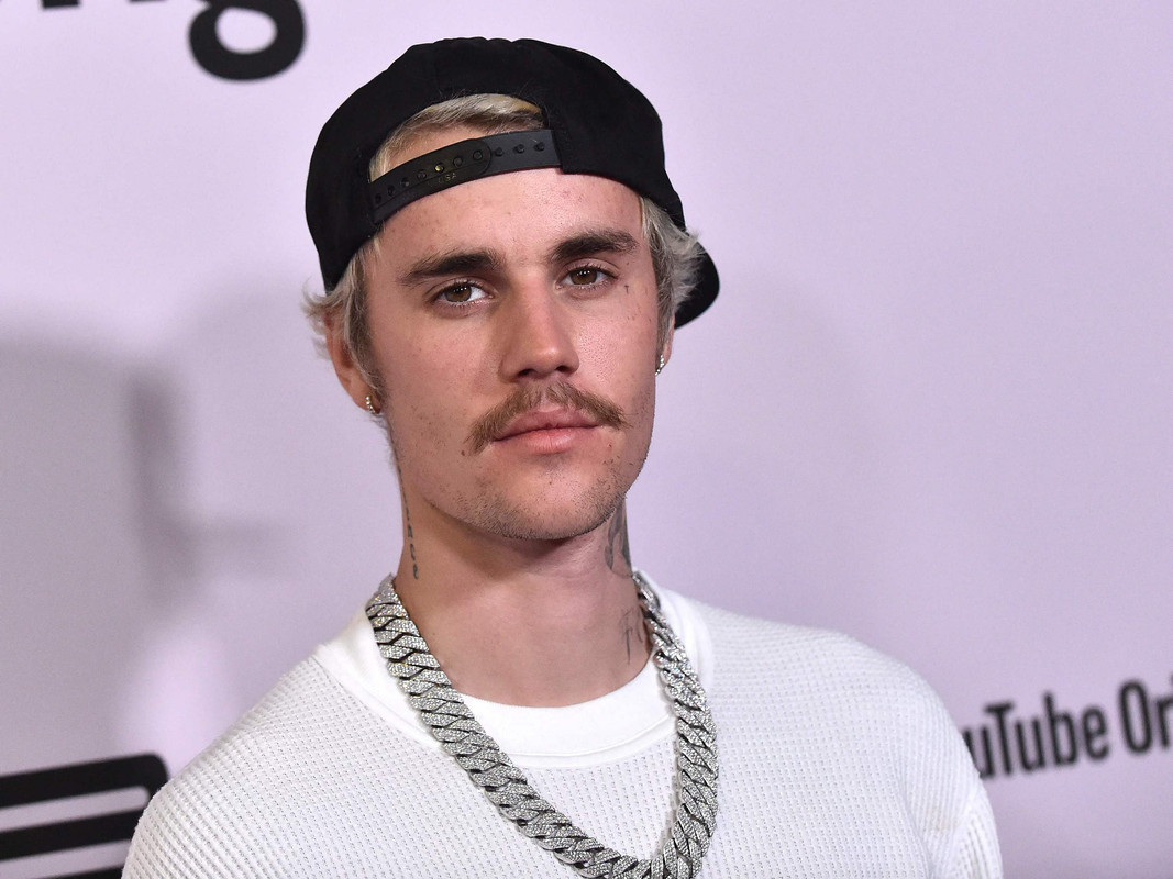 Justin Bieber muestra señales de recuperación, tras su parálisis facial