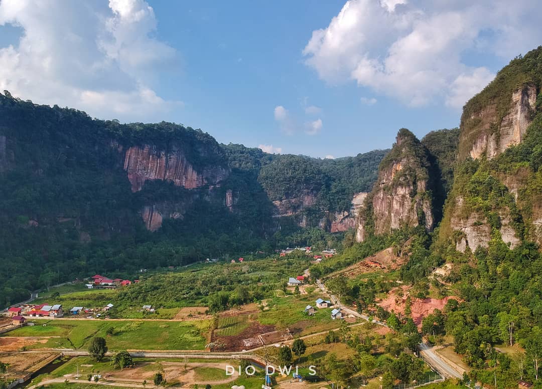 Tebing tinggi yang berada di Kawasan Lembah Harau