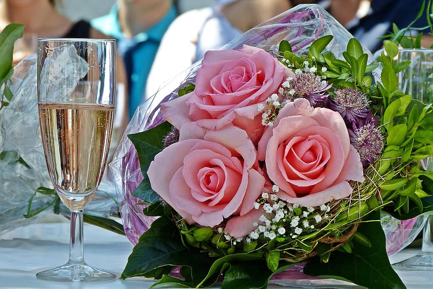 braustrauß-wedding-champagne-reception-flowers-roses-pink-love-champagne-glass