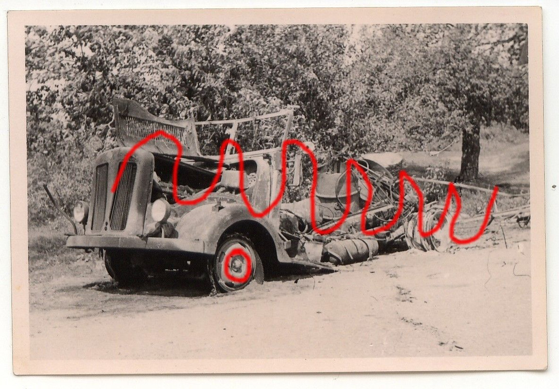 Schwerer deutscher LKW nach Volltreffer zerstört