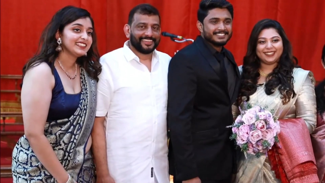 Chubby Malayali Girl Wide fleshy Tummy, Navel And big Boobs, Ass in Blue  Saree mp4 snapshot 03 28 980 — Postimages