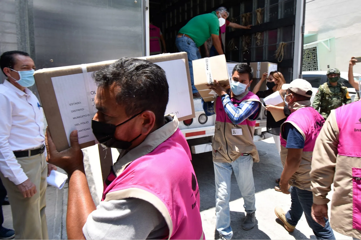 Entrega INE paquetes electorales para elecciones en Coahuila y Edomex
