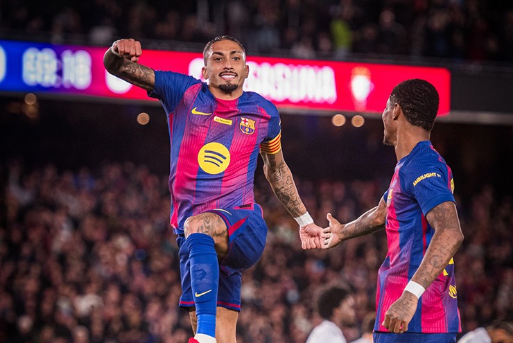 Barcelona hơn Real Madrid 7 điểm: Fan chế giễu HLV Alonso “ở lại đi”