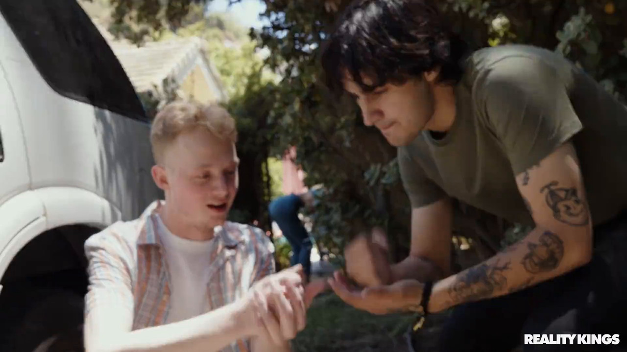 SlimThick Vic - Lil Humper Gang Finds A MILF To Fuck - REALITYKINGS.mp4.0001