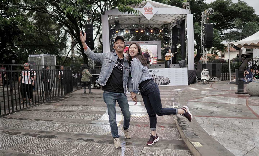 7 Potret Mas Pur 'Tukang Ojek Pengkolan' bareng istri, makin mesra