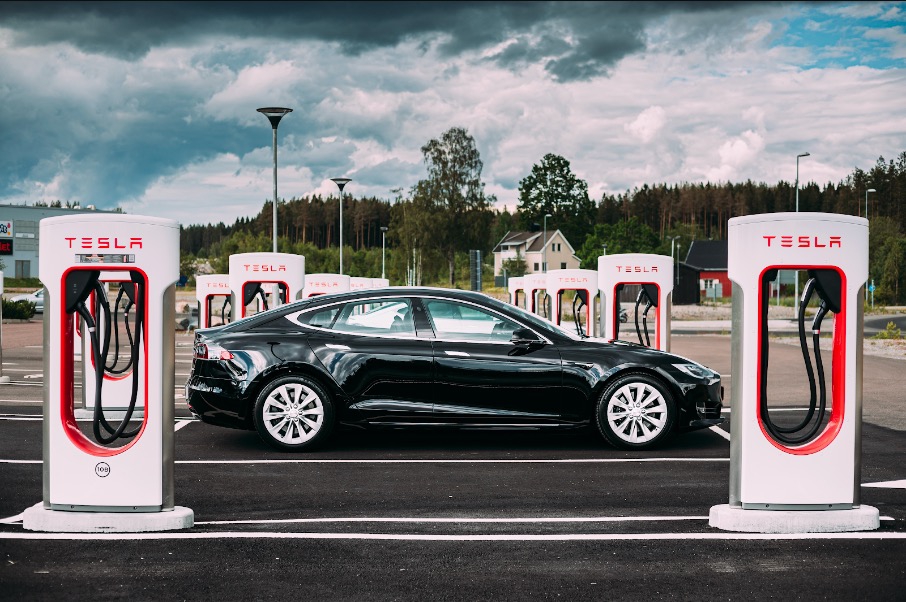 Autos de Tesla miden viento, humedad y temperatura para calcular la batería