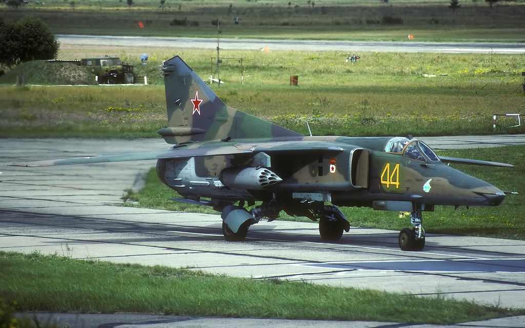 19 GvAPIB Mig-27D Yellow 44_61912555178