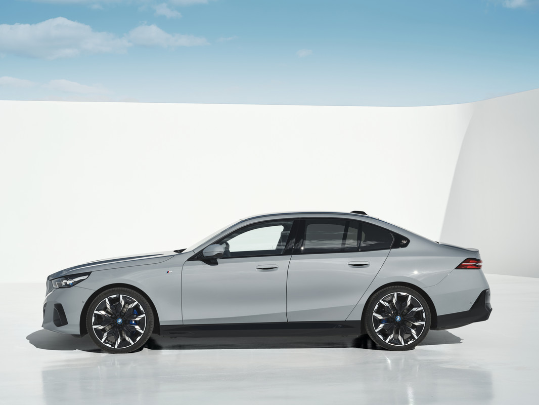 P90505080_highRes_the-new-bmw-i5-edriv