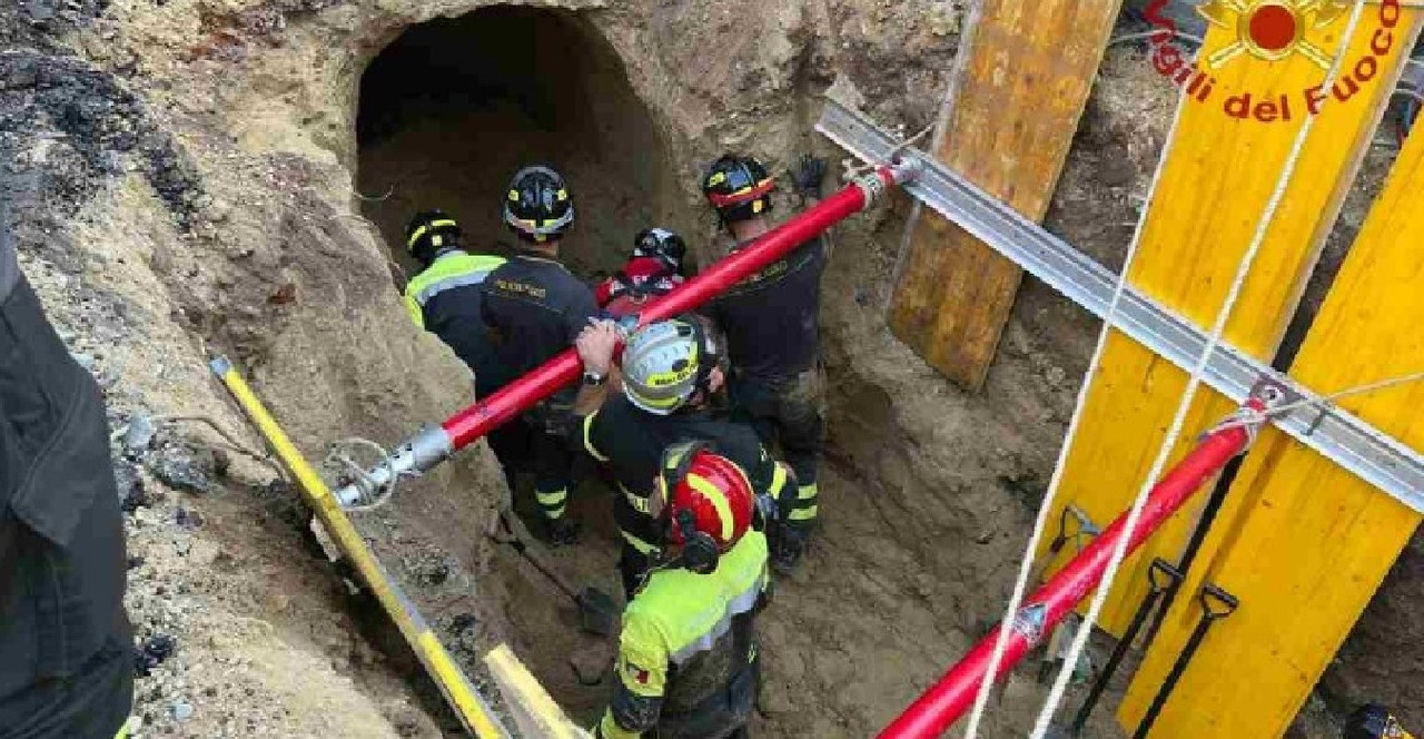 Rescatan a hombre atrapado en un túnel que llevaba a un banco 