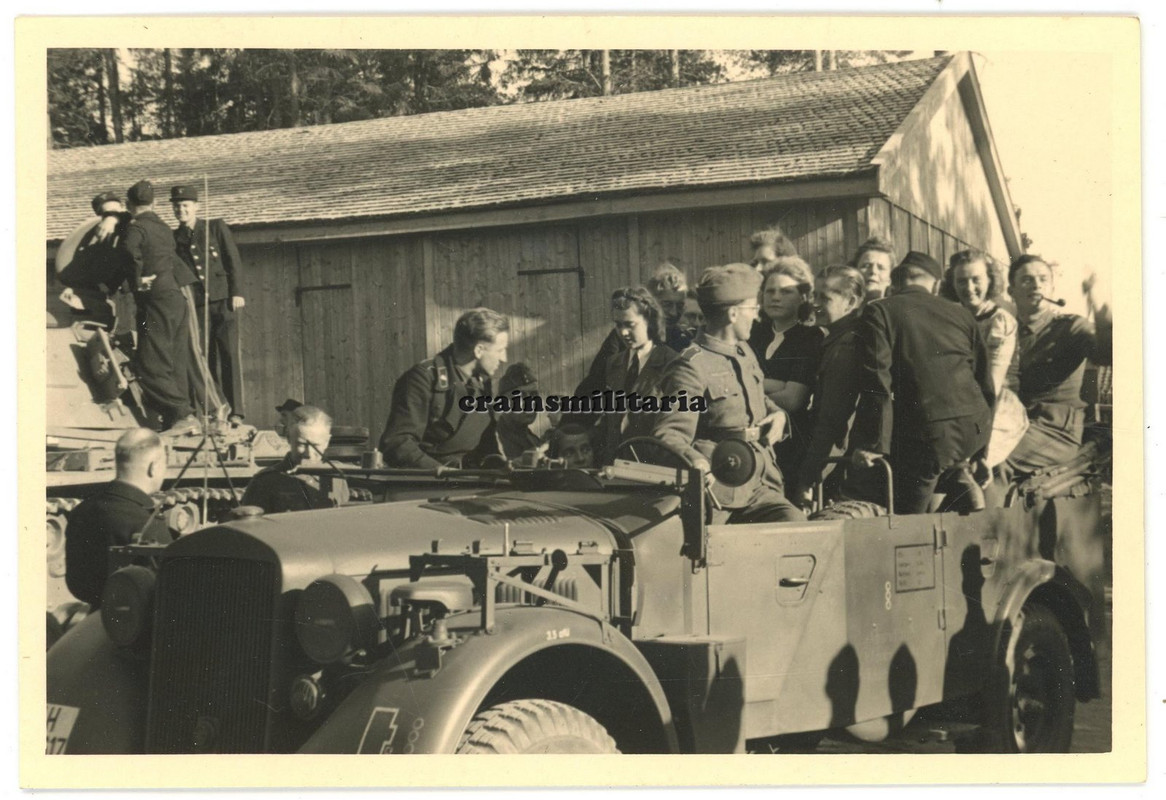 Orig. Foto 25.PD Blitzmädel mit Einheits-Pkw in JESSHEIM b. Oslo Norwegen 1943
