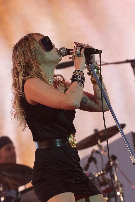 Miley-Cyrus-Sexy-on-Stage-10