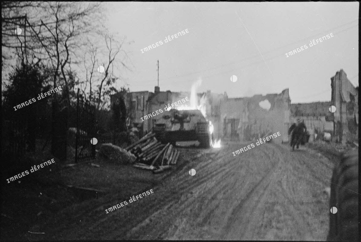Un char allemand Panzer Jagdpanther flambe dans une rue de Rammersmatt (Haut-Rhin).