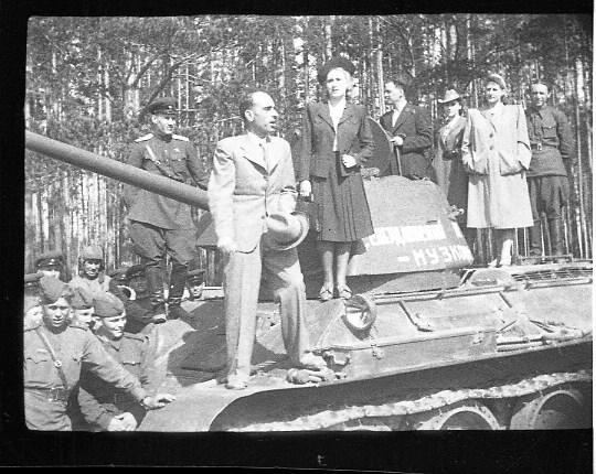 Передача танка на собранные деньги Театра музкомедии (2)