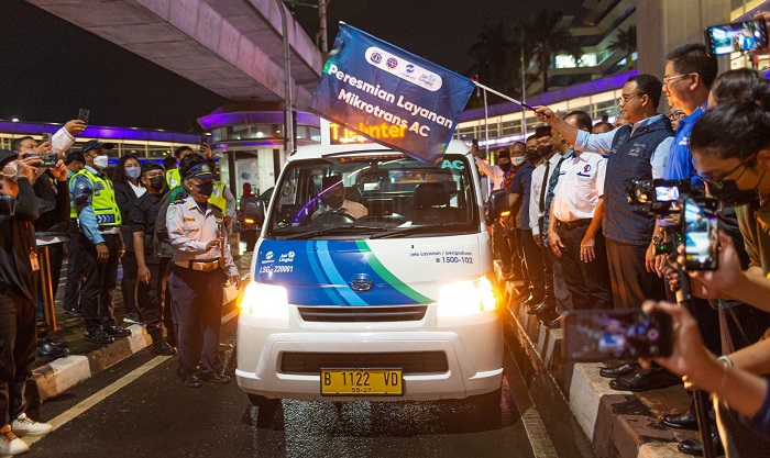 Selain tarif terintegrasi, Gubernur DKI Jakarta Anies Baswedan juga meresmikan layanan revitalisasi angkot menjadi miktrotrans AC.