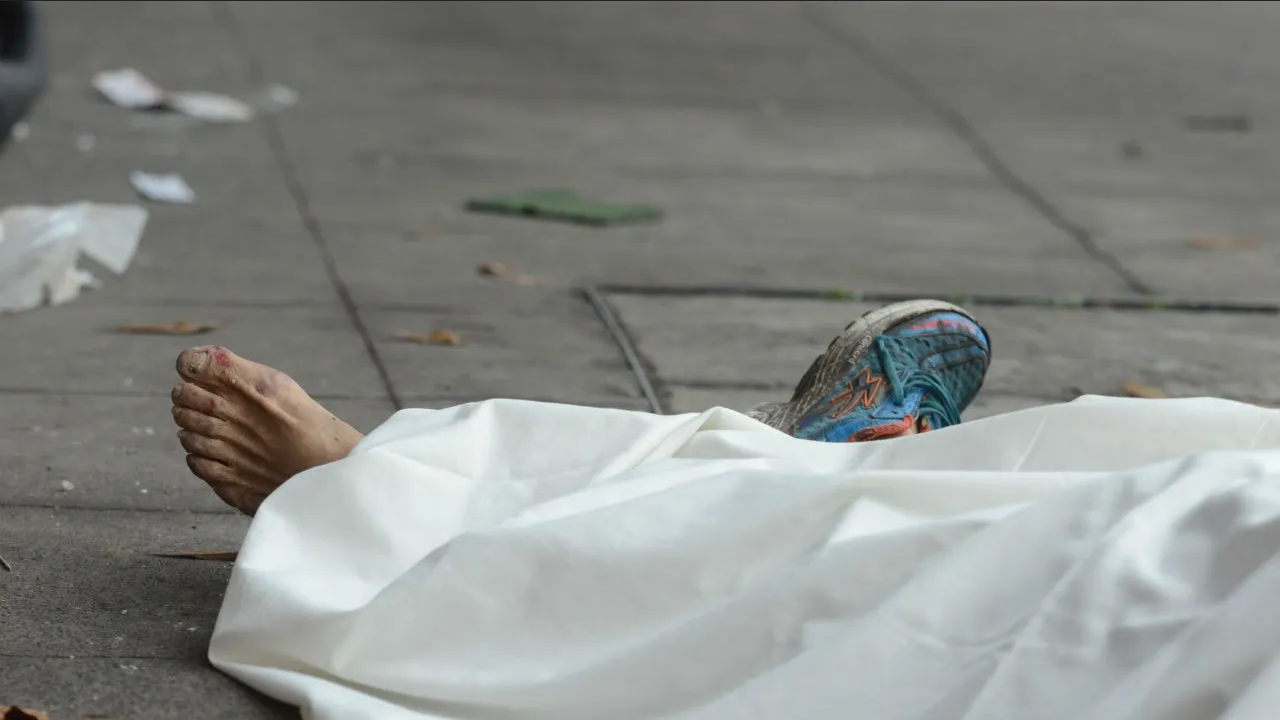 Con extrema crueldad asesinan a indigente en calles de la CDMX 