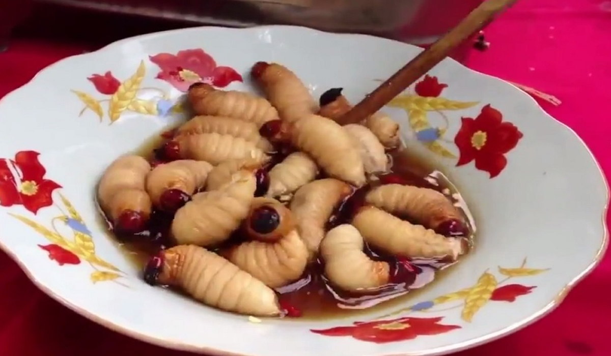 Bagaimana Nhong Tam Disajikan?