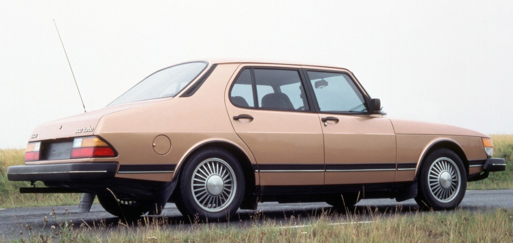 SAAB-900 turbo sedan