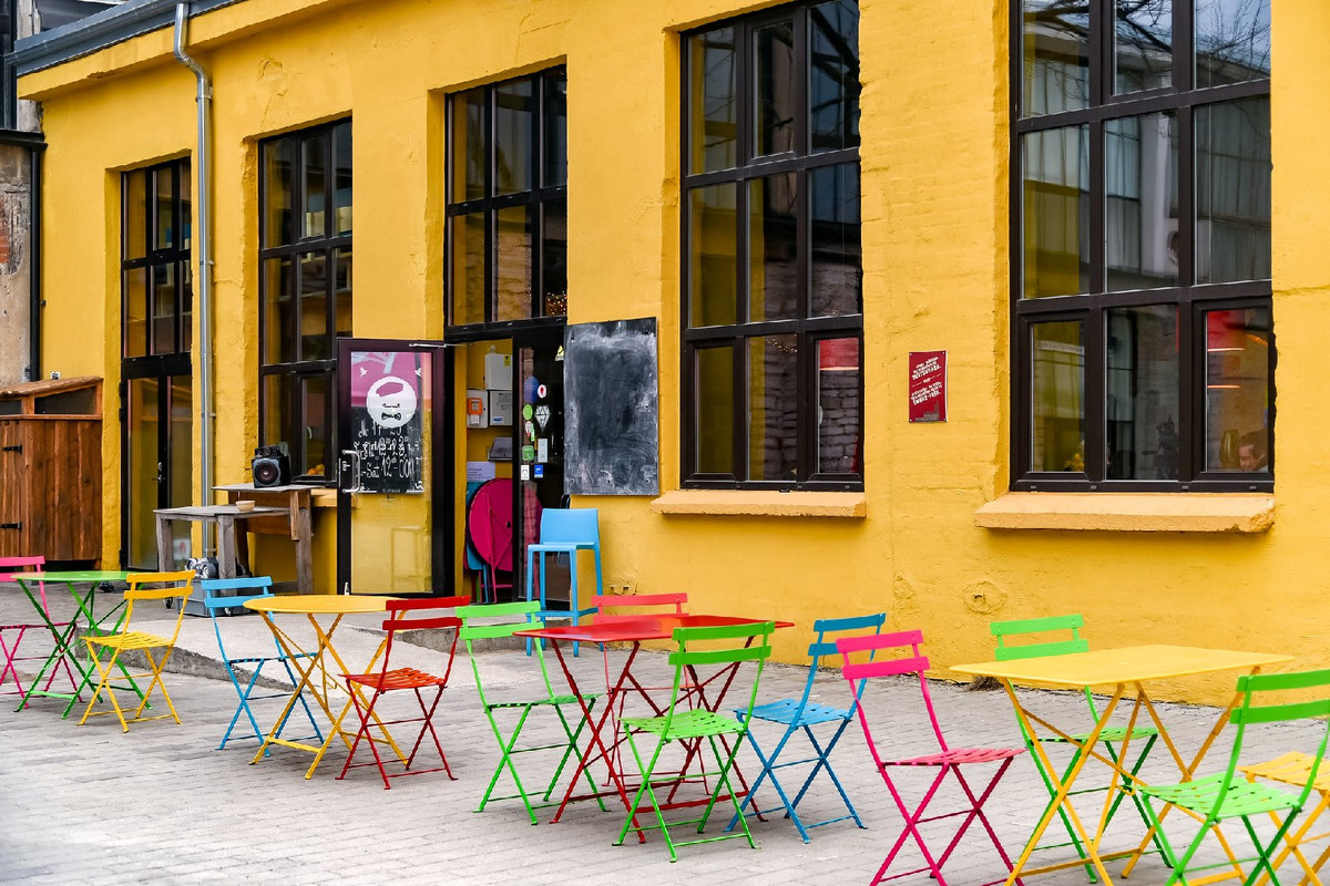 yellow-pub.jpg