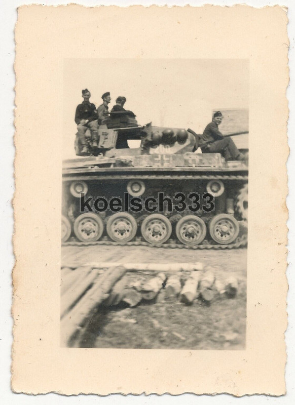 Foto Panzermänner mit Panzer III auf dem Marsch an der Ostfront in Russland
