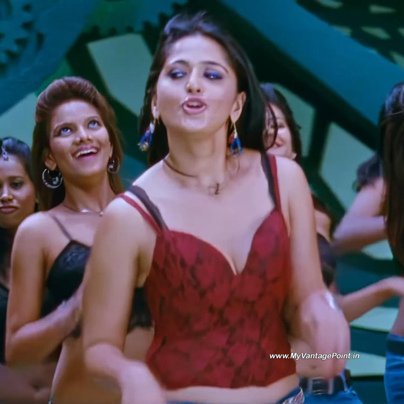 43-Anushka-Shetty-Hot-in-Singam-2-in-Kannukkulle-Song