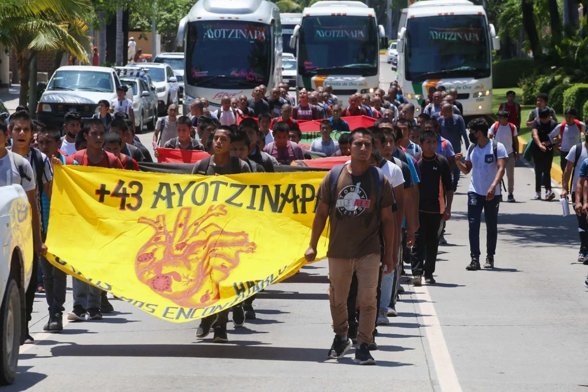 Padres de los 43 normalistas en Ayotzinapa se reunirán con AMLO
