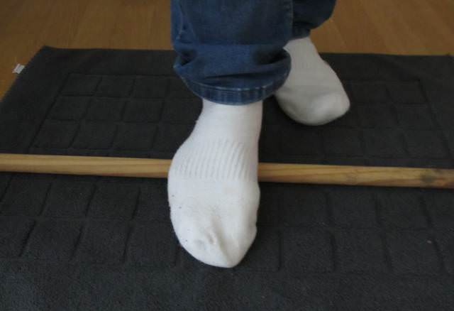 Fußsohlenmassage mit Gymnastikstab Fußsohlenmassage mit Gymnastikstab