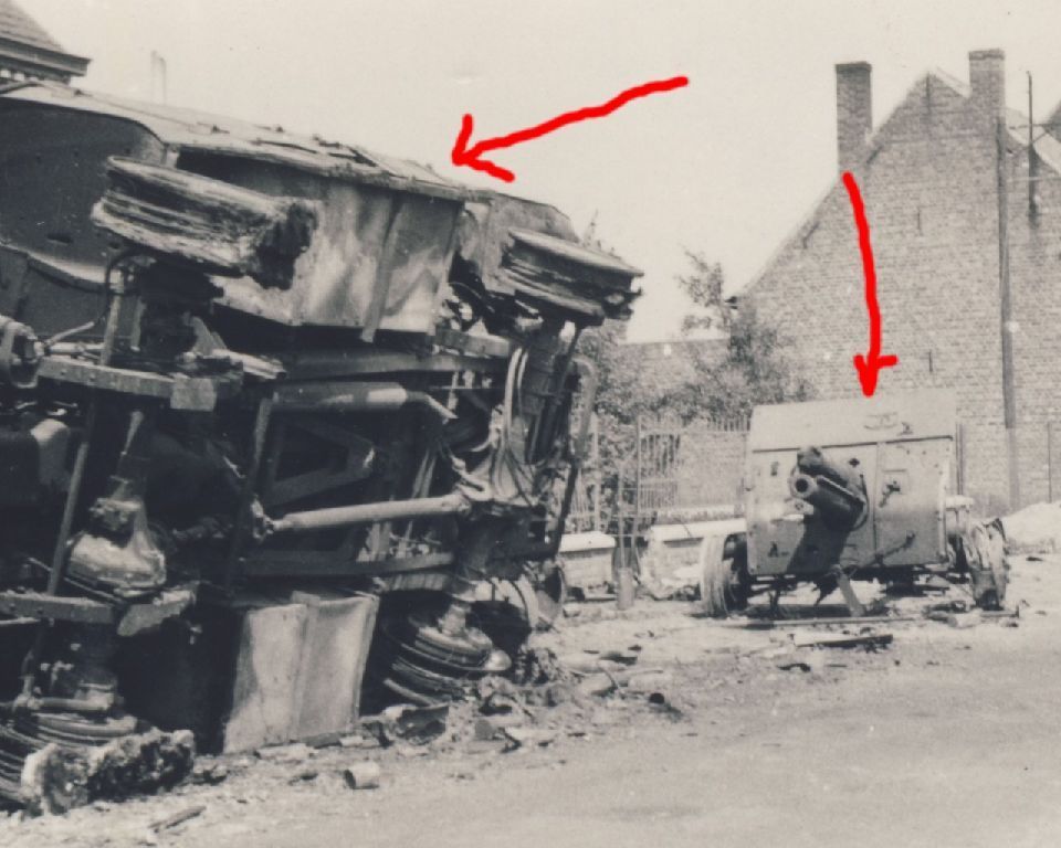 Foto BELGIEN oder FRANKREICH - zerstörter LKW un