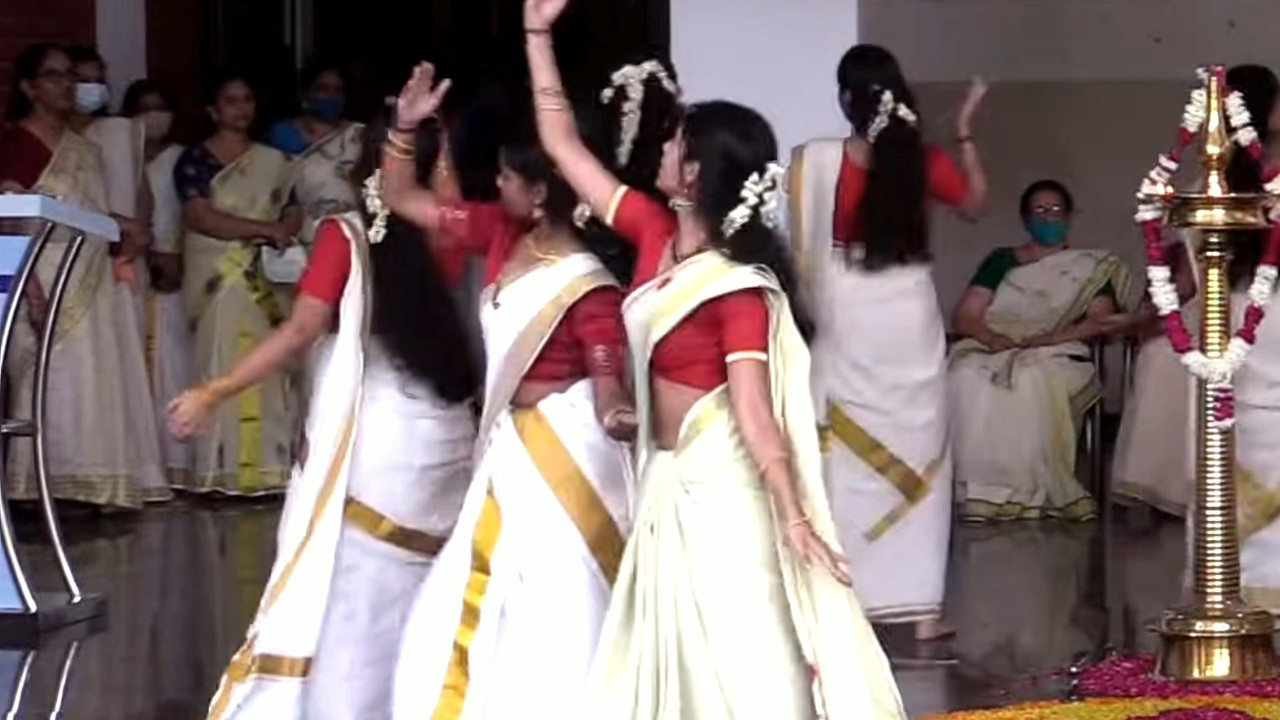 Cute Beautiful Malayali girl Navel slips while thiruvathira.mp4_snapshot_00.14.520