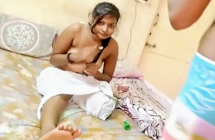 Sexy Muzaffarpur girl pussy lubricated with oil and fucked