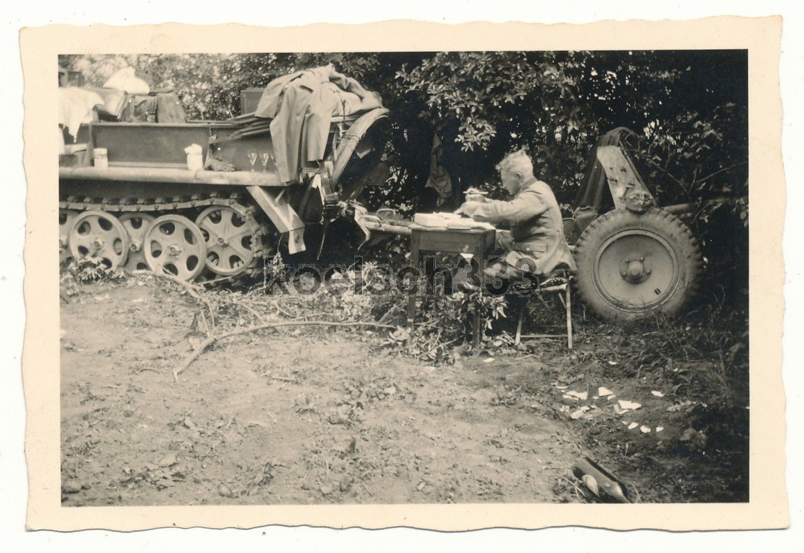 Foto Landser am Schreibtisch vor Panzer Halbkette mit PaK Geschü