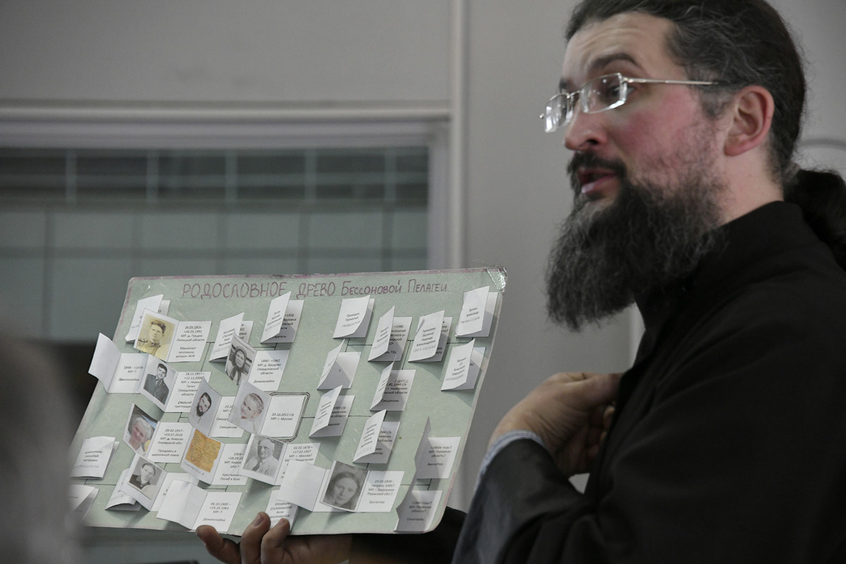 Отец Алексей Бессонов сос своей родословной.