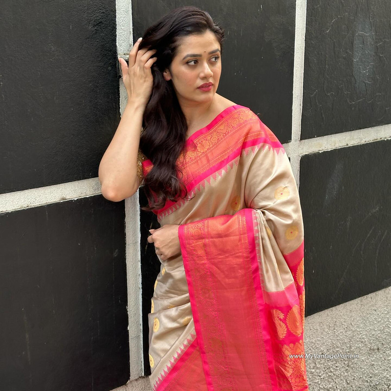 16-Girija-Oak-Godbole-Photos-Wallpapers-in-Red-Saree-My-Vantage-Point
